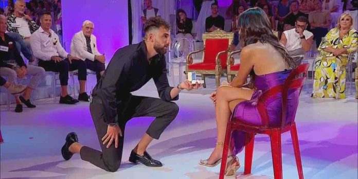 Uomini e Donne, la proposta di matrimonio di Giuseppe a Gabriela dopo Temptation Island | Video Witty Tv proposta matrimonio Giuseppe e Gabriela di Temptation Island