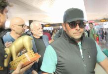 Tapiro d’oro al presidente del Napoli Aurelio De Laurentiis, la consegna a Striscia La Notizia | Video Mediaset tapiro de Laurentiis striscia