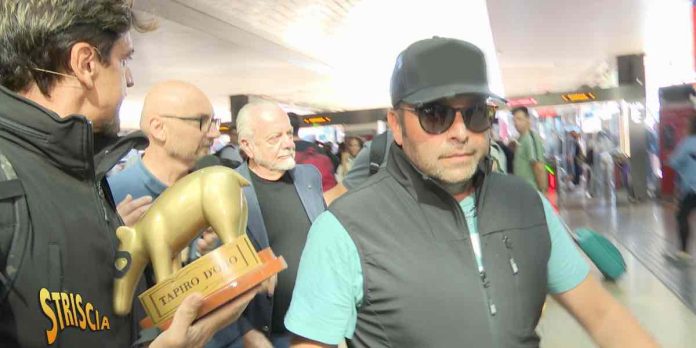 Tapiro d’oro al presidente del Napoli Aurelio De Laurentiis, la consegna a Striscia La Notizia | Video Mediaset tapiro de Laurentiis striscia