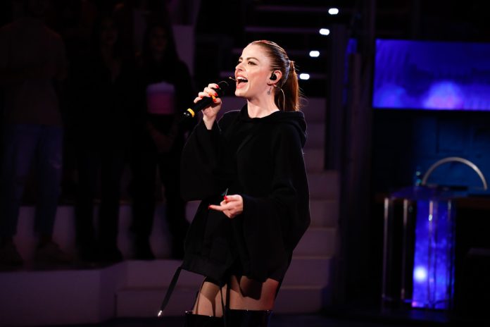 Annalisa ad Amici 23 canta Ragazza sola: le parole di Maria De Filippi | Video Witty Tv Annalisa ad Amici 23