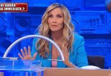 Amici 23, diatriba auto-tune: Lorella Cuccarini lancia frecciatine, gli altri si arrabbiano | Video Witty Tv Amici 23