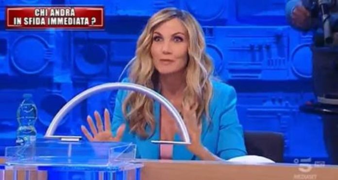 Amici 23, diatriba auto-tune: Lorella Cuccarini lancia frecciatine, gli altri si arrabbiano | Video Witty Tv Amici 23