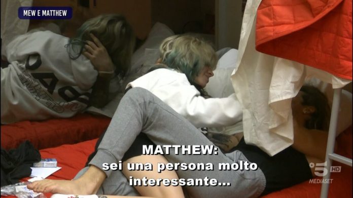 Amici 23, baci tra Mew e Matthew: i due concorrenti sono sempre più vicini | Video Witty Tv Amici 23 baci