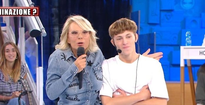 Amici 23, Maria De Filippi difende Simone da Garrison: “Non dire ca***” | Video Witty Tv Amici 23 Maria De Filippi