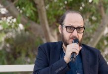 Fausto Russo Alesi: “Torno a teatro con la commedia di Eduardo. La serie ‘Shtisel’, mi ha aiutato in ‘Rapito’. Interpretare Falcone è stato emozionante” Fausto Russo Alesi