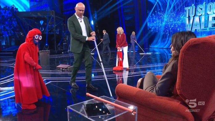 Giovannino a Tu si que vales 2023 fa fare le pulizie dello studio ai giudici | Video Witty Tv Giovannino a Tu si que vales