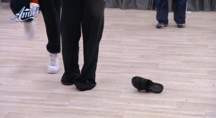 Lil Jolie ad Amici 23: ginnastica svogliata in ciabatte | Video Witty Tv Lil Jolie ad Amici 23