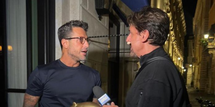 Tapiro d’oro a Fabrizio Corona censurato a Striscia La Notizia | Video Mediaset Corona tapiro Striscia