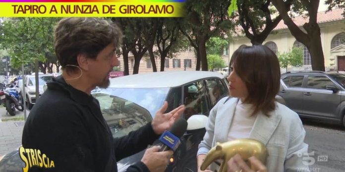 Tapiro d’oro a Nunzia De Girolamo dopo l’intervista ‘censurata’ a Fabrizio Corona, la consegna a Striscia La Notizia | Video Mediaset Tapiro a Nunzia de Girolamo a Striscia