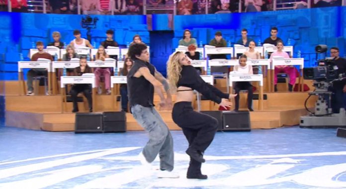 Amici 23, Kumo balla con Isobel: esibizione bellissima, fan impazziti | Video Witty Tv Amici 23 Kumo