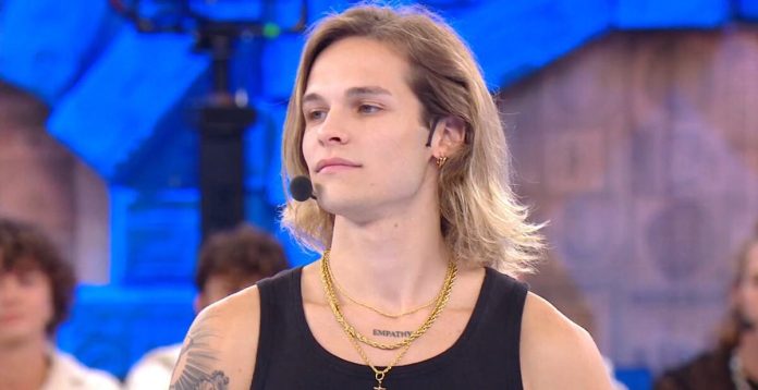 Amici 23, Matthew non si vede apprezzato da Zerbi: maglia sospesa | Video Witty Tv Amici 23 Matthew