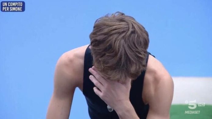 Amici 23, Simone si ritrova con la maglia sospesa e la sgridata di Emanuel e la Celentano | Video Witty Tv Amici 23 Simone