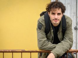 Damiano Gavino: “Un Professore mi ha cambiato la vita, ma vivo questo lavoro giorno per giorno. Ferzan Özpetek non mi ha mai trattato come un esordiente” – Intervista Damiano Gavino