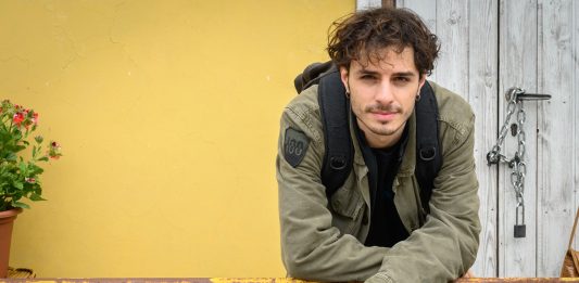 Damiano Gavino: “Un Professore mi ha cambiato la vita, ma vivo questo lavoro giorno per giorno. Ferzan Özpetek non mi ha mai trattato come un esordiente” – Intervista Damiano Gavino