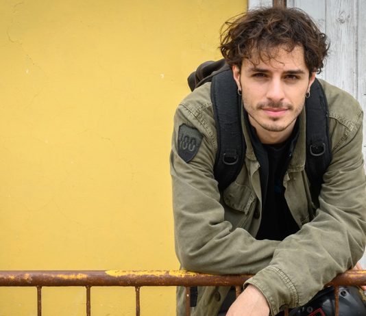 Damiano Gavino: “Un Professore mi ha cambiato la vita, ma vivo questo lavoro giorno per giorno. Ferzan Özpetek non mi ha mai trattato come un esordiente” – Intervista Damiano Gavino