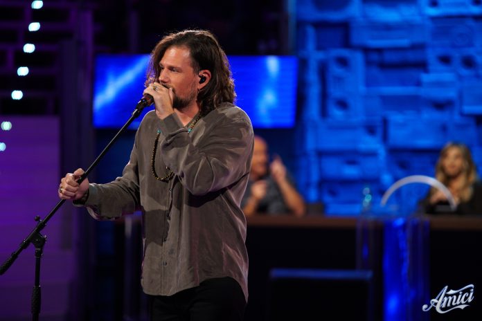 Enrico Nigiotti ad Amici 23 canta Ninnananna: l’esibizione che ha commosso tutti | Video Witty Tv Enrico Nigiotti ad Amici 23