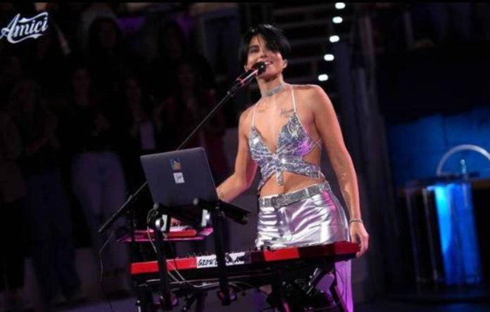 Giordana Angi ad Amici 23 canta Con questa luce: l’esibizione | Video Witty Tv Giordana Angi ad Amici 23