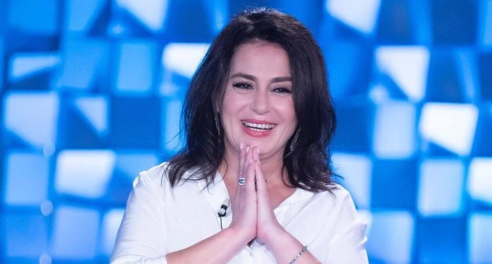 Nazan Kesal a Verissimo: le anticipazioni su Terra Amara | Video Mediaset Nazan Kesal a Verissimo