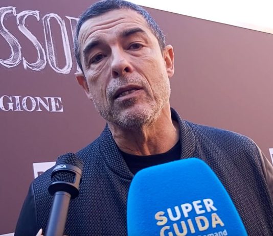 Alessandro Gassmann, intervista all’attore di ‘Un Professore 2’: “Dante assomiglia molto a me e ad un prof di mio figlio. I Bastardi? Spero in una nuova stagione” Alessandro Gassmann intervista Superguidatv