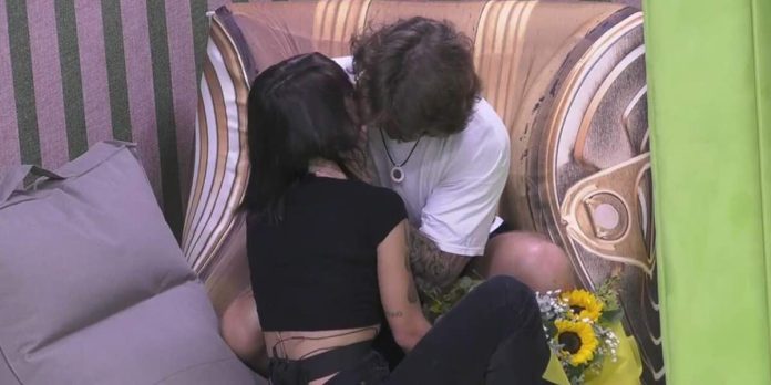 Grande Fratello 2023, Letizia e Paolo: dopo il bacio i primi ripensamenti | Video Mediaset bacio Letizia e Paolo al Grande Fratello 2023