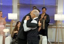 Ballando con le Stelle 2023: Teo Mammuccari e Antonio Caprarica pace fatta con un abbraccio Ballando con le stelle