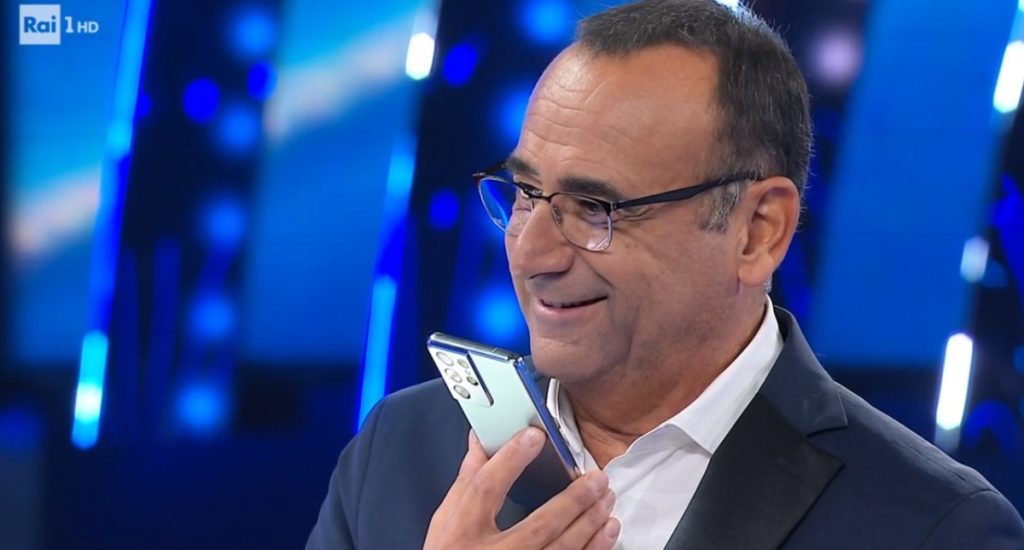 Carlo Conti a telefono con Maria De Filippi