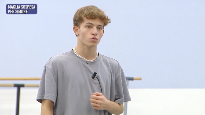 Amici 23, Simone e i dubbi di Emanuel Lo: maglia sospesa, resterà nella scuola? | Video Witty TV