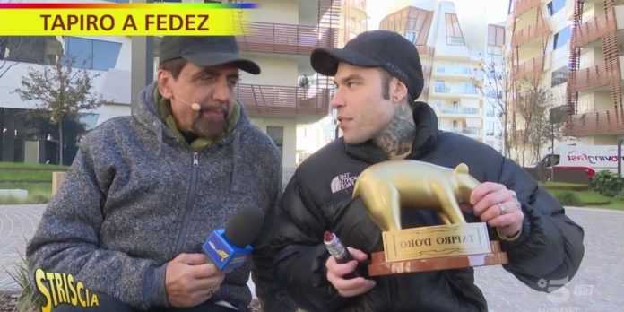 Tapiro d’oro a Fedez, la consegna a Striscia La Notizia: il rapper replica a Morgan escluso da X Factor | Video Mediaset tapiro fedez morgan a striscia la notizia
