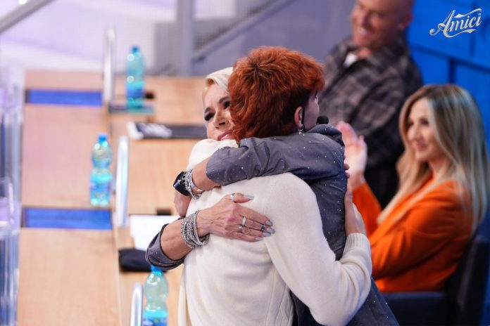 Amici 23 eliminato Holy Francisco: i saluti e l’abbraccio con Anna e Rudy | Video Witty Tv Amici 23 eliminato