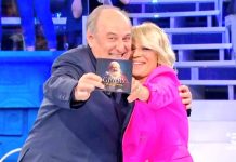 Gerry Scotti ad Amici 23: il disco di Natale e la ‘lite’ con Zerbi | Video Witty Tv Gerry Scotti ad Amici 23