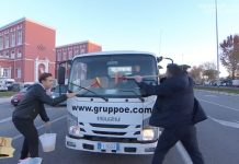 Pio e Amedeo a Viva Rai2: prima lavano i vetri al semaforo e poi il bacio con Fiorello – VIDEO Pio e Amedeo lavano i vetri a Viva Rai 2