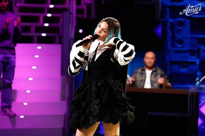 Rose Villain ad Amici 23 canta: “Io, me ed altri guai”, l’esibizione | Video Witty Tv Rose Villain ad Amici 23