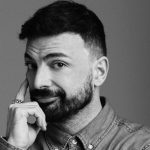 Intervista esclusiva al make up artist delle star Simone Belli: “A Natale trucco soft, per Capodanno ribellione totale con glitter. Tendenze make up 2026? Il bianco la farà da padrone” Simone Belli