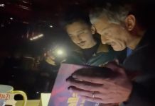 Fiorello entra di nascosto nello studio di Ballando con le stelle per scoprire il regolamento, poi arriva la Carlucci e scappa Fiorello a Ballando con le Stelle