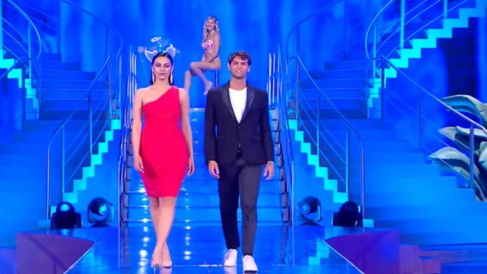 La sfilata di Sport e Divano a Ciao Darwin 2023: il Defilé di Sergio Friscia e Andrea Maestrelli | Video Mediaset Ciao Darwin sfilata Maestrelli