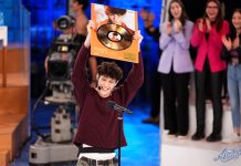 Amici 23, Mida si emoziona mentre Maria gli consegna il disco d’oro | Video Witty Tv Amici 23 Mida