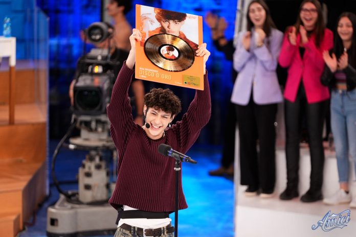 Amici 23, Mida si emoziona mentre Maria gli consegna il disco d’oro | Video Witty Tv Amici 23 Mida