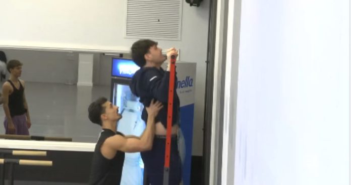 Amici 23, Petit alle prese con le lezioni in palestra: il risultato esilarante | Video Witty Tv Amici 23 Petit