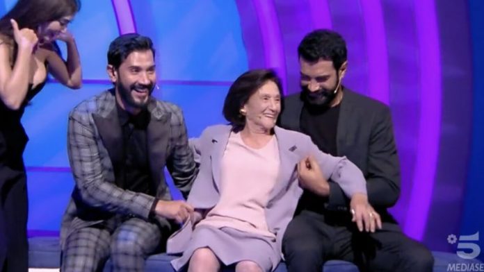 Melike İpek Yalova, UÄŸur GüneÅŸ e Murat Ünalmış a C’è Posta per te 2024: sorpresa a nonna Giuseppina | Video Witty Tv C'è Posta per te