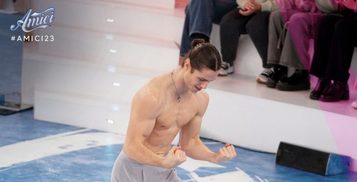 Amici 23, Dustin: dalle lezioni di italiano all’esibizione di ballo | Video Witty Tv Amici 23 Dustin