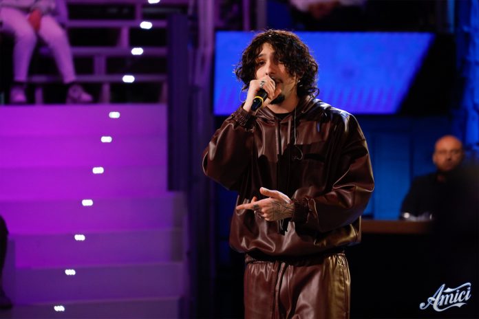 Random ad Amici 23 canta e regala piadine romagnole al posto del disco | Video Witty Tv Random ad Amici 23