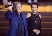 Viva Rai2, Angela dei Ricchi e Poveri show: sale sulla moto di uno sconosciuto. Fiorello senza parole | Video Ricchi e Poveri