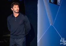 Stefano De Martino a C’è Posta per te 2024: Petra rifiuta il regalo | Video Witty Tv Stefano De Martino a C'è Posta per te 2024