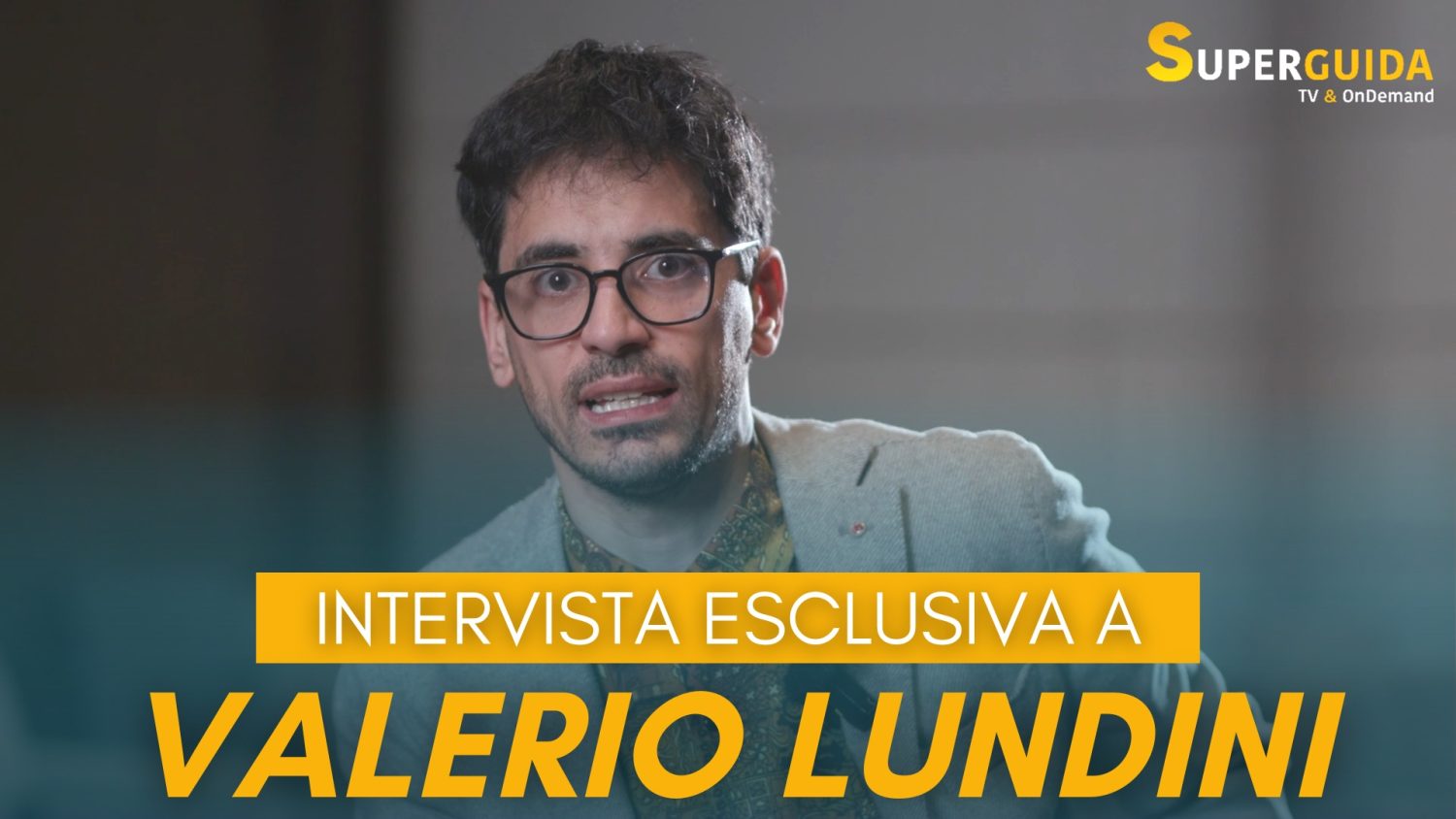 “Faccende complicate 2”, intervista a Valerio Lundini: “Tra gli ospiti c’è Elijah Wood. Co-conduttore a Sanremo? Aspetto che si liberi il posto. Vorrei fare qualcosa con Nino Frassica”