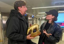 Tapiro d’oro a Ilary Blasi per il presunto caffè preso con Cristiano Iovino: “Non posso dire nulla” | Video Mediaset Ilary Blasi, consegna del tapiro d'oro