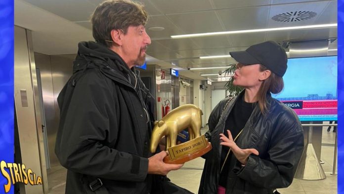 Tapiro d’oro a Ilary Blasi per il presunto caffè preso con Cristiano Iovino: “Non posso dire nulla” | Video Mediaset Ilary Blasi, consegna del tapiro d'oro