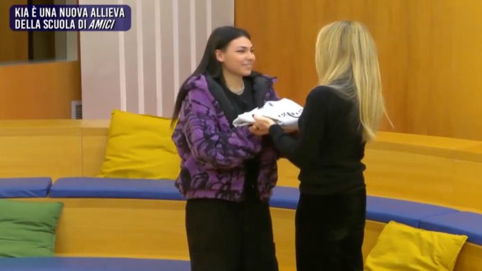 Amici 23, Kia è una nuova cantante della scuola: prende il posto di Mew | Video Witty Tv Kia, nuova cantante di Amici 23