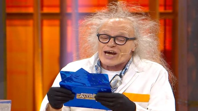 Chi è Romano Talevi, lo Scienziato Pazzo di Avanti un Altro 2024: la prima domanda del salottino è la sua | Video Mediaset Scienziato Pazzo Avanti un Altro 2024