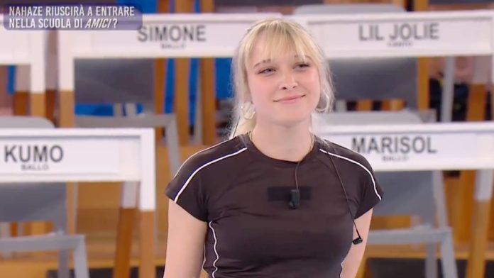 Amici 23, Nahaze è una nuova cantante della scuola: prende il posto di Matthew | Video Witty Tv Nahaze, nuova cantante di Amici 23