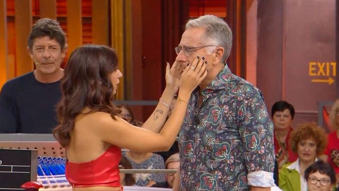 Avanti un Altro 2024, la concorrente Nadia rilassa Paolo Bonolis con l’Asmr | Video Mediaset Paolo Bonolis scopre l'Asmr, avanti un altro